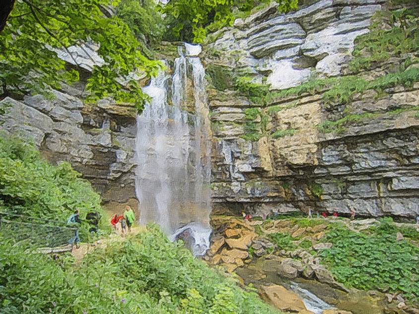 Ein Bild, das Natur, Rock, Wasserfall enthlt.

Automatisch generierte Beschreibung