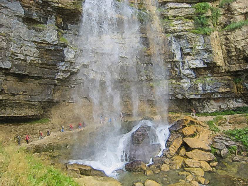 Ein Bild, das Natur, Rock, Wasserfall, Wasser enthlt.

Automatisch generierte Beschreibung