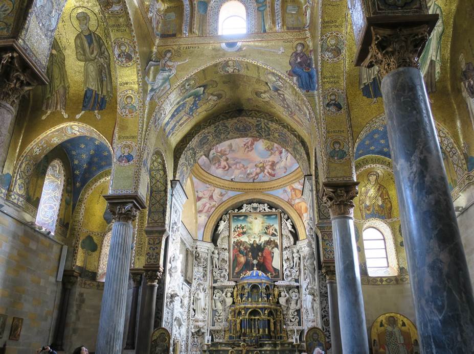 Ein Bild, das Gebude, Altar enthlt.

Automatisch generierte Beschreibung